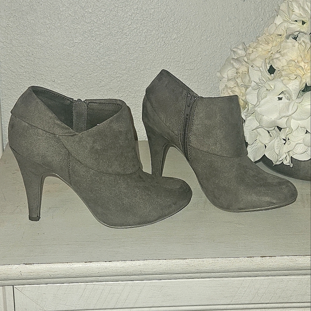 Size 7 1/2 Rocket Dog's Grey suede high heel booties